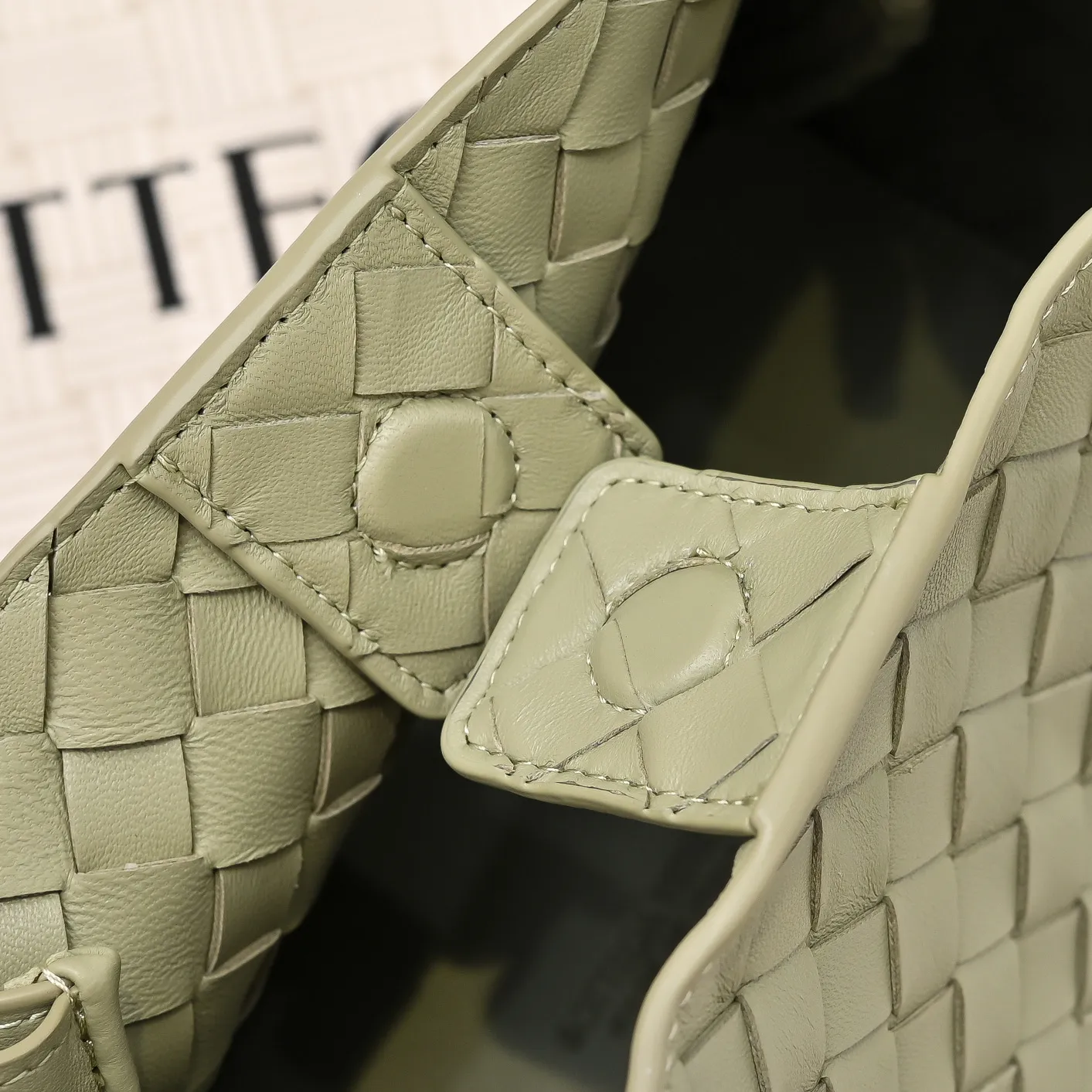 Batch 2060 BOTTEGA VENETA 2025 Autumn New Product Medium Parachuta The long-awaited new medium parachuta is here, with a unique appearance and iconic metal knots, and a whole piece of leather folds the four corners into a parachute shape! The exquisite Knot metal buckle is like putting jewelry on a bag. It is high-end and elegant. Its super capacity can hold all your things! The overall effect of this bag is very different from before. It is neither too delicate to provide a large capacity nor too bulky because of its practicality. It simply provides a perfectly suitable bag for casual and simple people👜 Style number: 5921 Size: 29.5*18.5*17.5cm